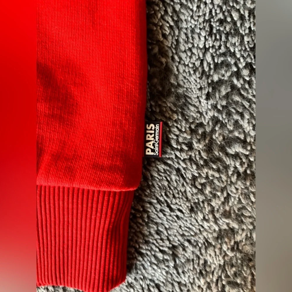 Paris St. Germain stay warm